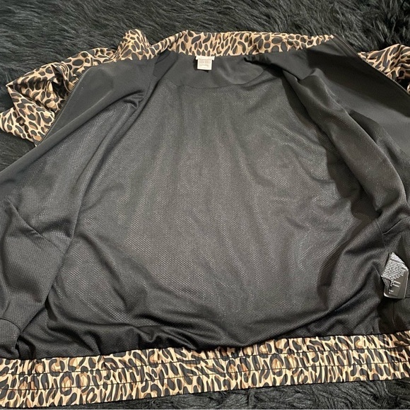 Chico’s Zenergy Leopard Print Boho jacket size 1 medium has pockets, outdoor - Picture 9 of 16